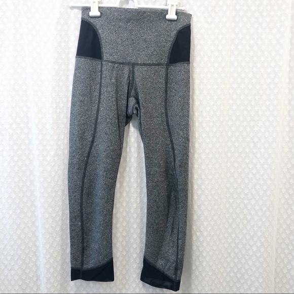 LULULEMON • Devi yoga crop SIZE 4 - Picture 2 of 5